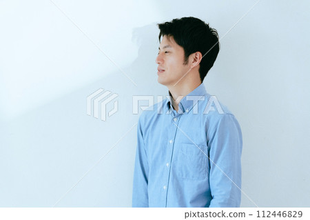 一個人靠著白牆站立 112446829