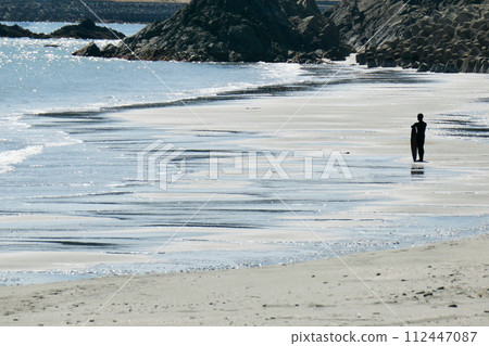 看海的衝浪者的剪影 看海的衝浪者的剪影 112447087