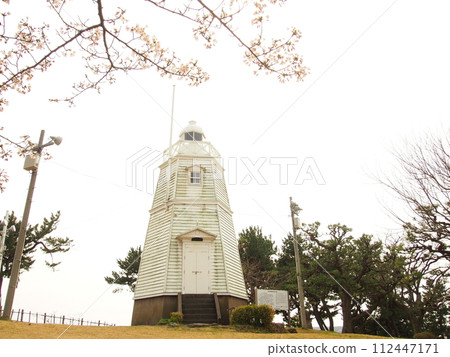 坂田市日和山公園春天的六角形燈塔 112447171
