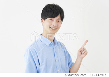 指向右邊的人，白色背景 112447914