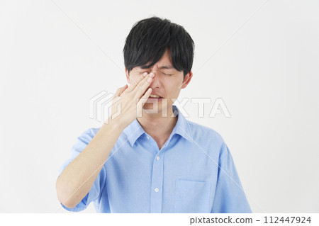 哭泣的年輕人白色背景 112447924