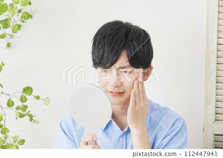 照鏡子的年輕人有皮膚問題 112447941