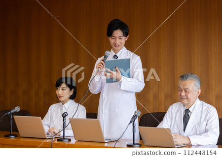 醫務人員術前會議 醫務人員術前會議 112448154