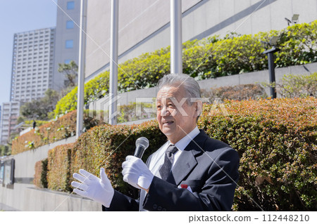 候選人在選舉中發表演講 112448210