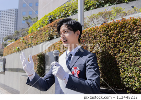 候選人在選舉中發表演講 112448212