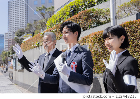 候選人在選舉中發表演講 112448215