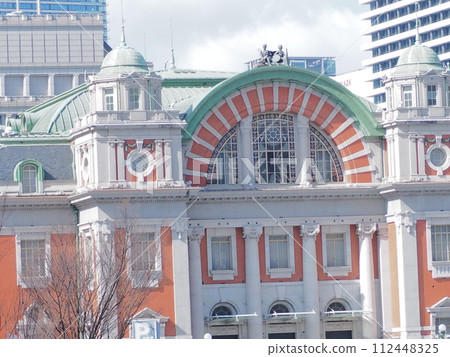 Retro building 112448325