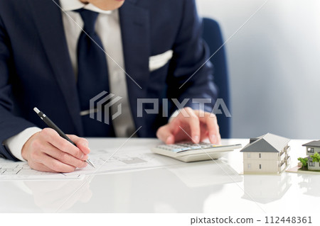 計算房地產平面圖的商人 112448361