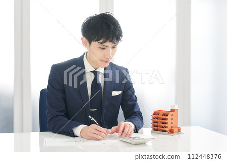 計算公寓平面圖的商人 112448376