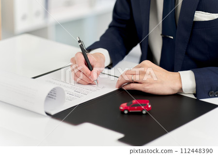Businessman signing a car contract 112448390