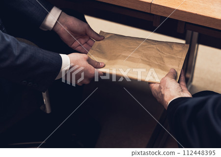 商人在桌子底下遞紙袋：政治與金錢 112448395