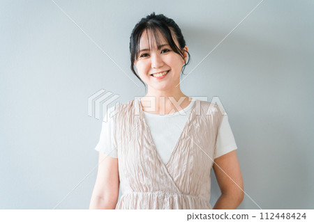 年輕女子肖像（綁起頭髮） 112448424