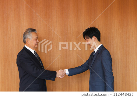 政治家握手 112448425