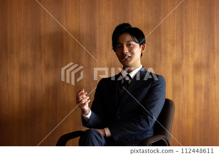 商人熱情地接受採訪 商人熱情地接受採訪 112448611