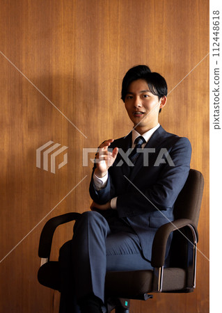 商人熱情地接受採訪 商人熱情地接受採訪 112448618