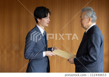 商人移送機密信封 112448653