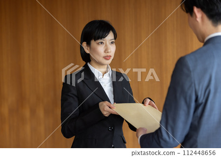 移送機密信封的女商人 112448656