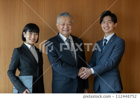 Politicians shaking hands 112448752