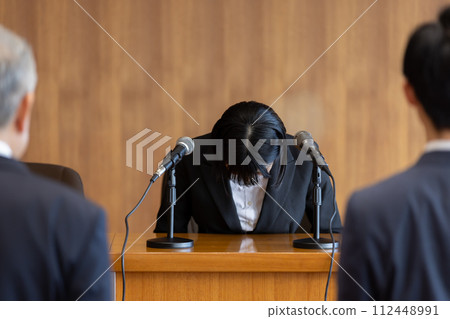 A woman giving an explanation to the press 112448991