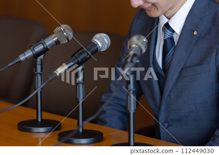 A man shows no remorse at an apology press conference 112449030