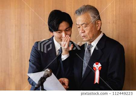 高級商人在演講時無法閱讀 112449223