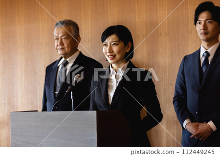 politician speech 112449245