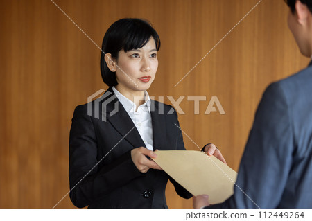 移送機密信封的女商人 移送機密信封的女商人 112449264