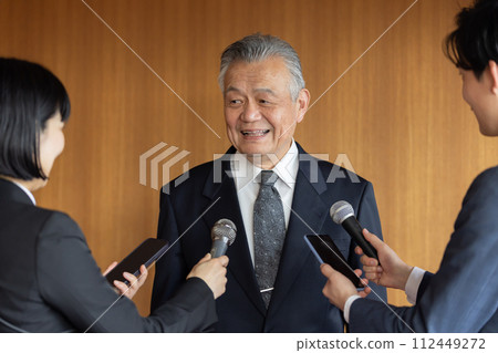 資深商人回答記者提問 112449272