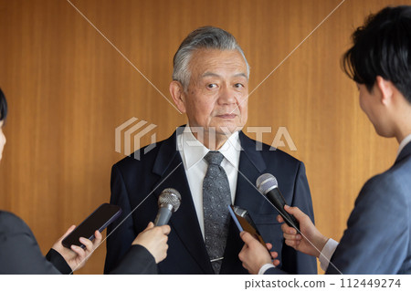 資深商人回答記者提問 資深商人回答記者提問 112449274