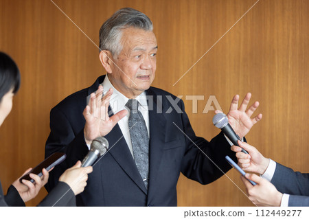 資深商人回答記者提問 112449277