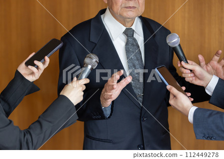 資深商人回答記者提問 112449278
