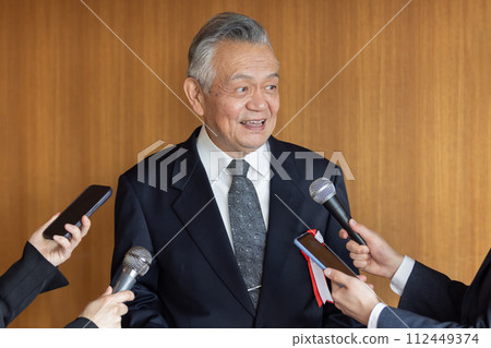 資深商人回答記者提問 112449374
