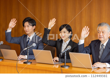 Management meeting: Raise your hand 112449381