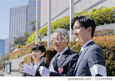 候選人在選舉中發表演講 112449460