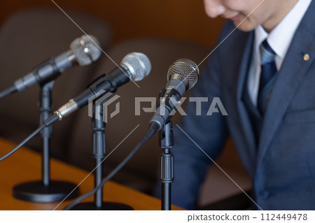 A man who shows no shame at an apology press conference 112449478