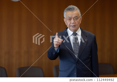 politician pointing finger politician pointing finger 112449492