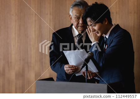 businessman who can't read 112449557