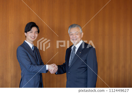 政治家握手 112449627