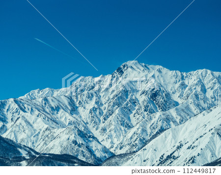 冬天的白馬村、白雪皚皚的北阿爾卑斯山和五龍山 冬天的白馬村、白雪皚皚的北阿爾卑斯山和五龍山 112449817