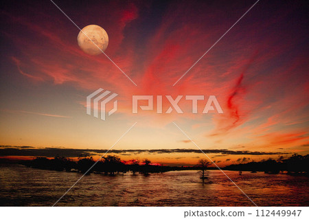 黃昏時分亞馬遜河上空的滿月 112449947