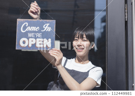 Shop clerk 112449981