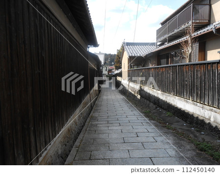 日本古城風貌：位於江那市明智町的「日本大正村」鵝卵石小巷，散發著大正時代的浪漫氣息。 112450140