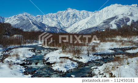 冬天的白馬村、白雪皚皚的北阿爾卑斯山、五龍山和松川 冬天的白馬村、白雪皚皚的北阿爾卑斯山、五龍山和松川 112450181