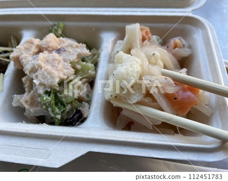 煙燻鮭魚佐醃漬蔬菜(西式開胃菜) 煙燻鮭魚佐醃漬蔬菜(西式開胃菜) 112451783