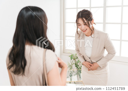 在珠寶店、配件店、珠寶店和百貨公司工作的銷售人員、工作人員和禮賓人員（鞠躬）。 112451789