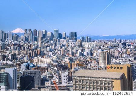 日本東京城市景觀的新景觀。新宿正在變成富士山。新宿公園塔位於左側。東急歌舞伎町塔的雄偉... 112452634