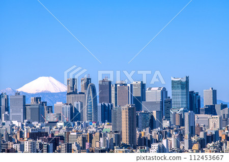 日本東京城市景觀的新景觀。新宿正在改變。富士山和新宿副中心的景色。東急歌舞伎町塔的雄偉 日本東京城市景觀的新景觀。新宿正在改變。富士山和新宿副中心的景色。東急歌舞伎町塔的雄偉 112453667