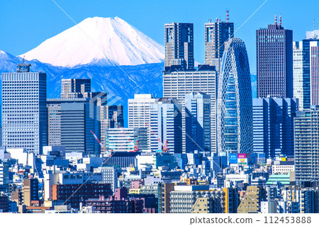 日本東京城市景觀的新景觀。新宿正在改變。富士山和新宿副中心的景色 112453888