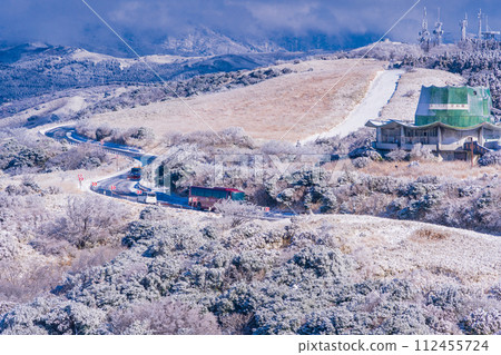 （靜岡縣）雪伊豆天際線，行駛在源岳展望台附近的汽車 112455724