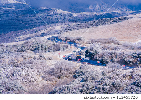 （靜岡縣）雪伊豆天際線，行駛在源岳展望台附近的汽車 112455726